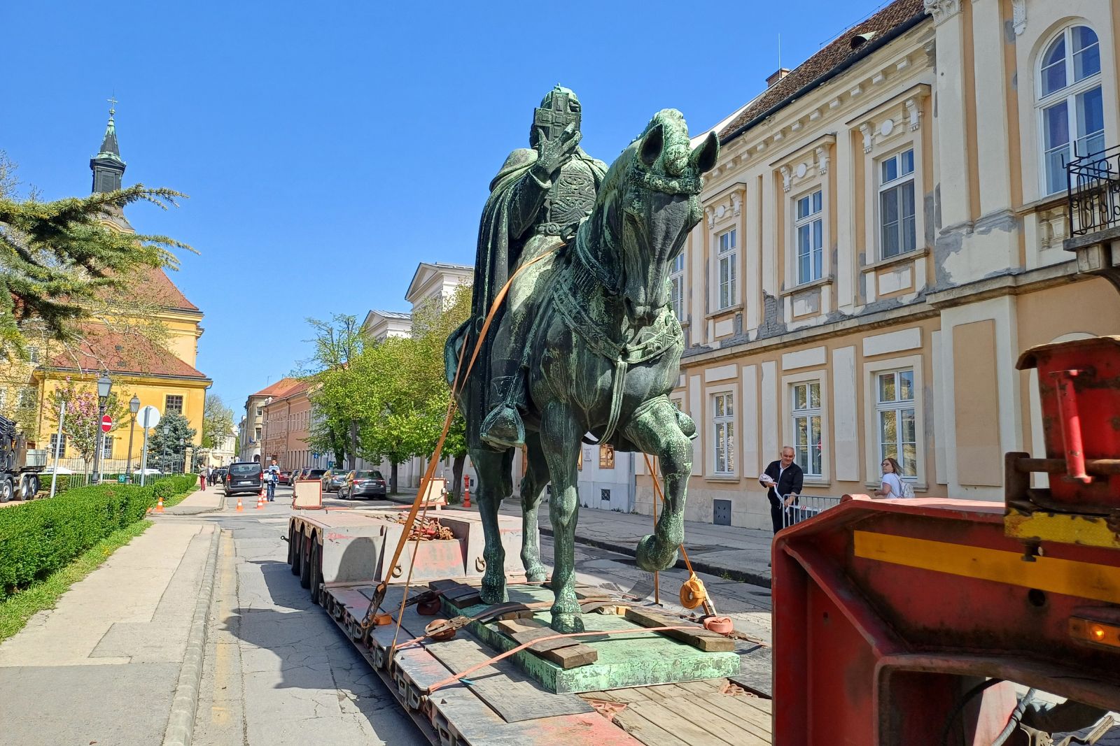 Elszállítják Szent István lovasszobrát