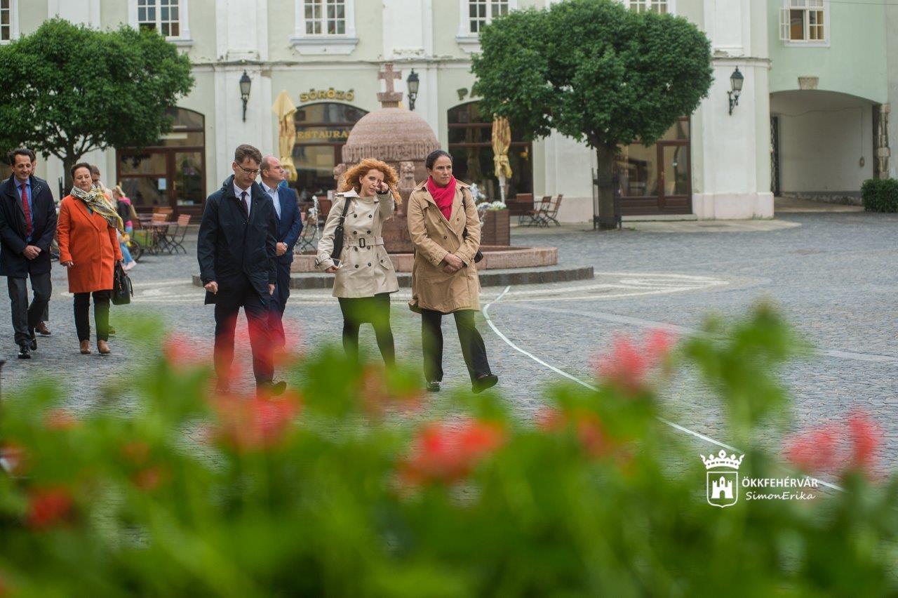 Meghívták Fehérvárt a Communities in Bloom virágosítási világversenyre