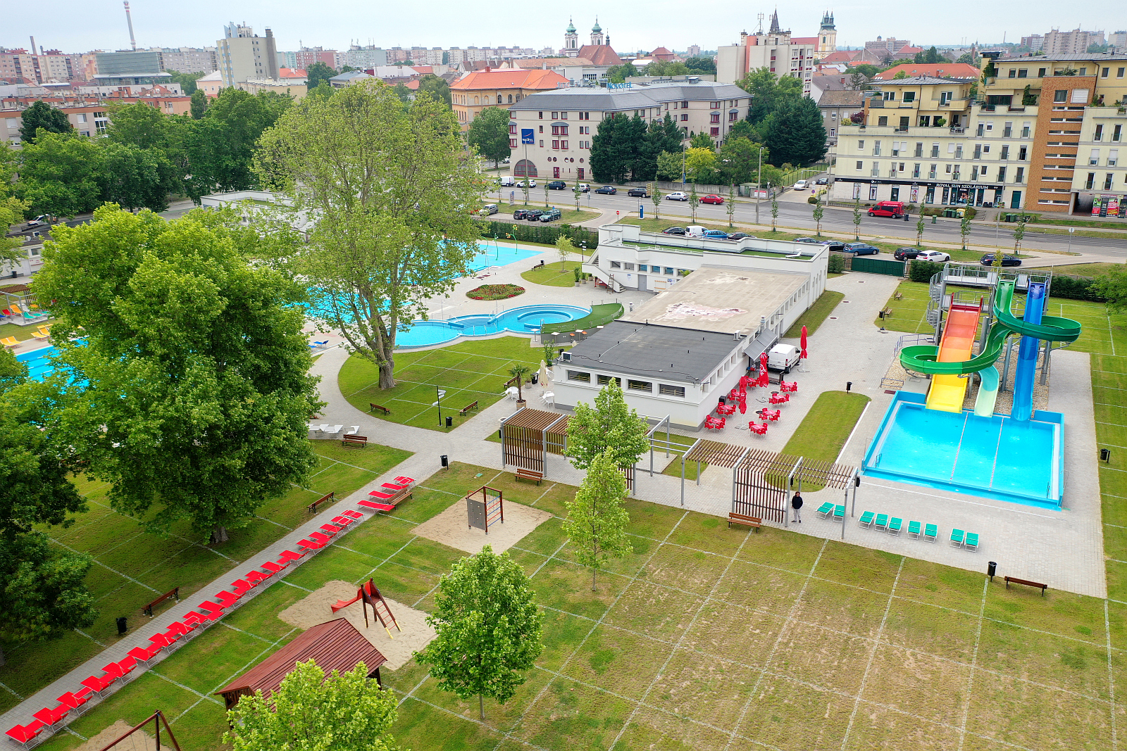 Szombaton reggel nyitott a Városi Strand - 16 órától féláron látogatható