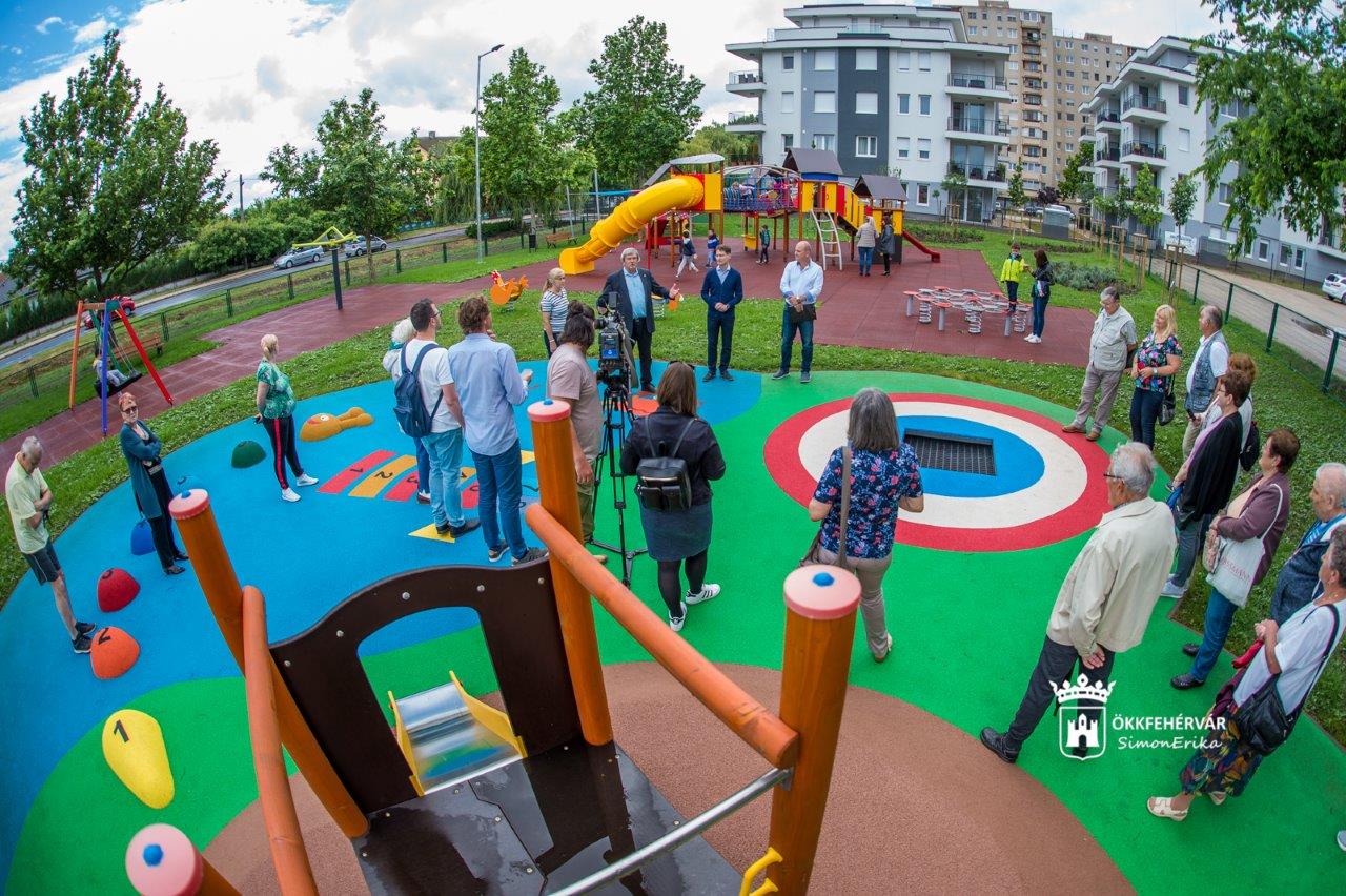 Ilyen lett az új, nagy mászóváras játszótér a Jancsár utcában