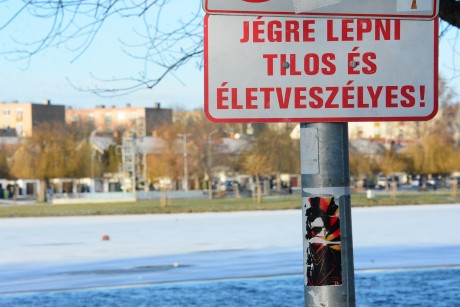 Tilos és életveszélyes a városi tavak jegére lépni!