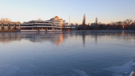 Elkezdődött az olvadás - életveszélyes a tavak jegére lépni