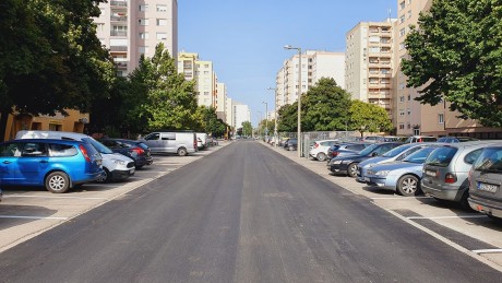 Hétfőn késő délutántól újra két irányba lehet közlekedni a felújított Sarló utcában