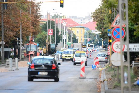 A többletmunkák ellenére tartható a Budai út felújításának szeptember végi befejezése