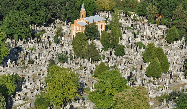 Idén is szállít kőzúzalékot a Városgondnokság a temetőkbe