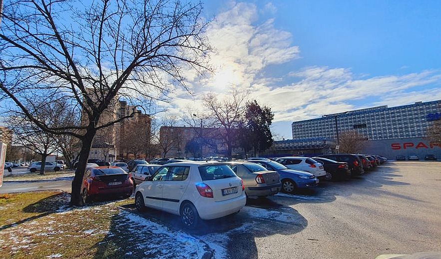 Ideiglenes lezárás lesz hétfőn burkolati jelek festése miatt a Skála parkolóban