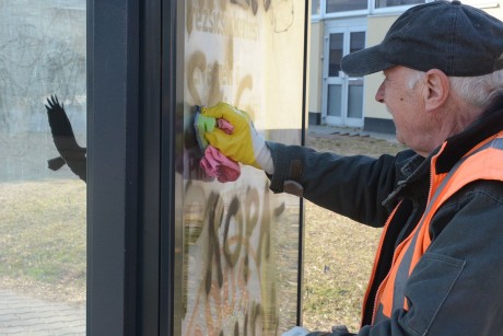 Napok óta festékszóróval okoznak kárt a város buszmegállóiban – mindenkit arra kérnek, ne rongálja a köztulajdont!