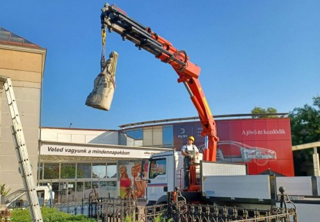 Restaurálják és a környékét is rendbe teszik a Szűz Mária szobornak