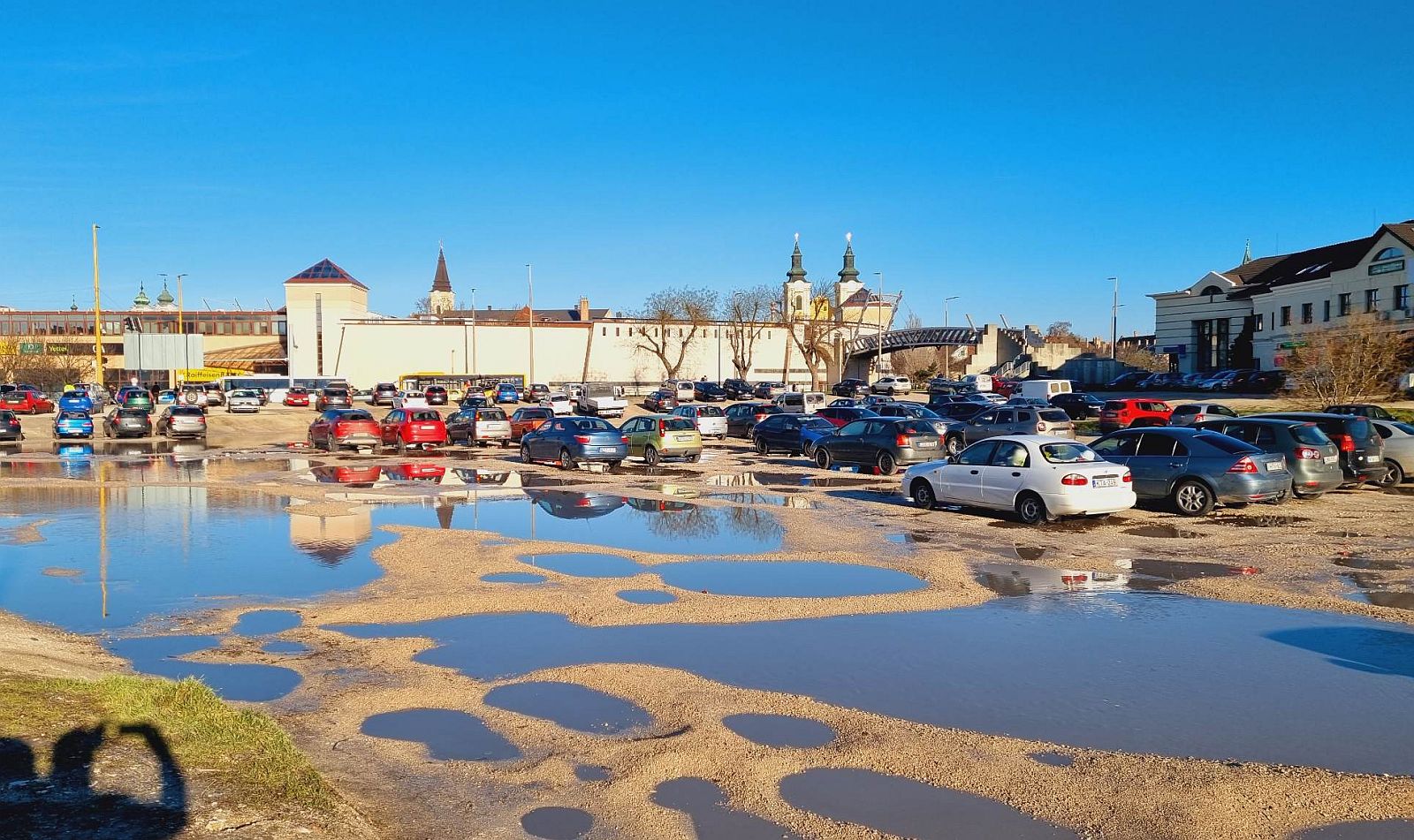 Az esős időjárás miatt ideiglenesen le kell zárni a murvás parkolót