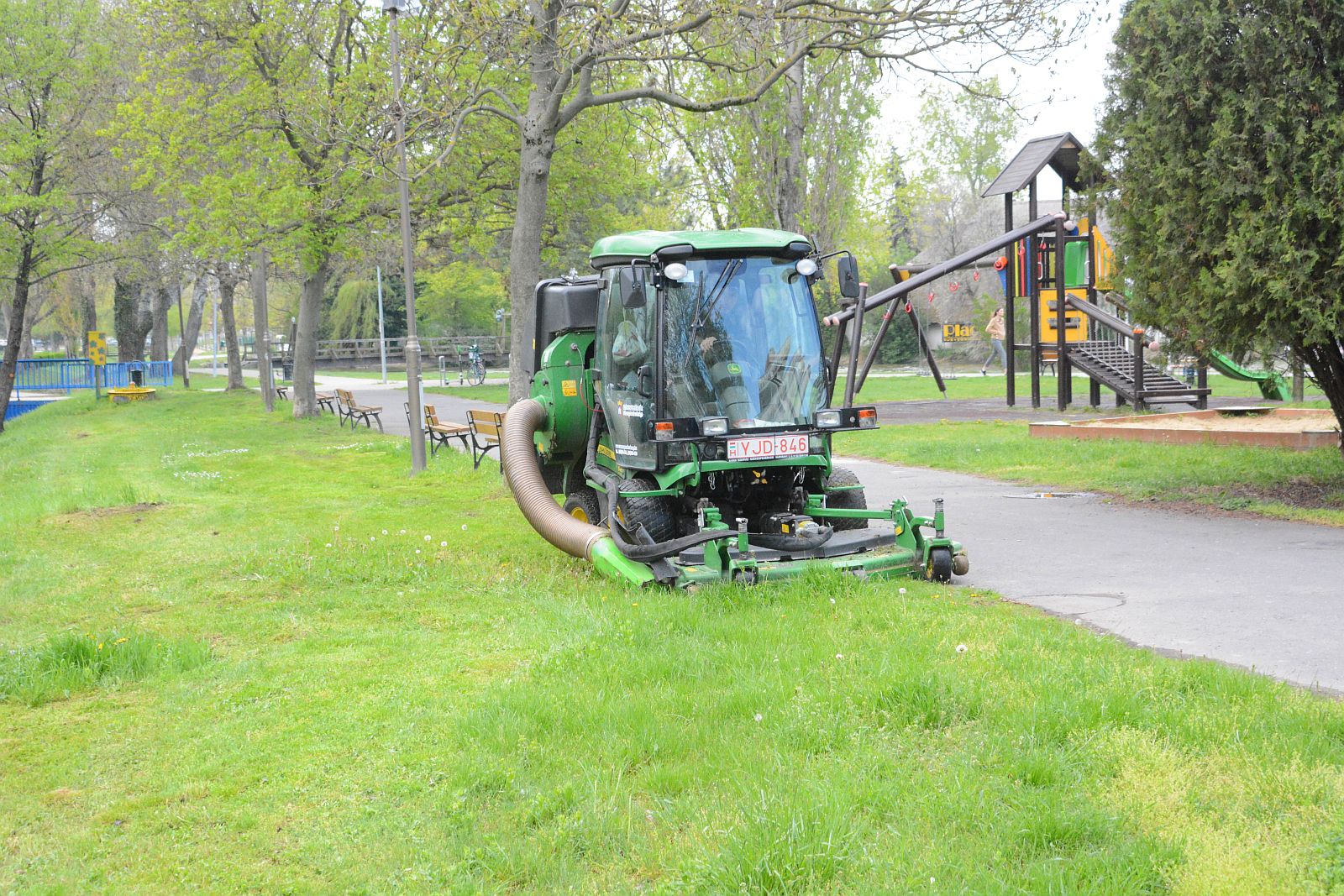 Több mint száz parkfenntartó munkatárs nyírja a füvet a városban