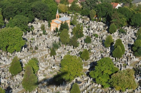 Kőzúzalékot szállított az önkormányzati temetőkbe a Városgondnokság