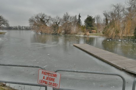 Nem biztonságos és tilos is a városi tavak jegére lépni!