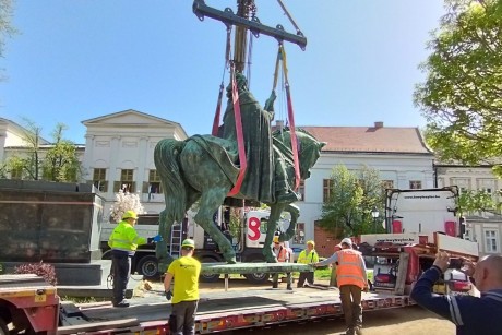 Restaurálják Szent István lovasszobrát és a gránit talapzatot is felújítják