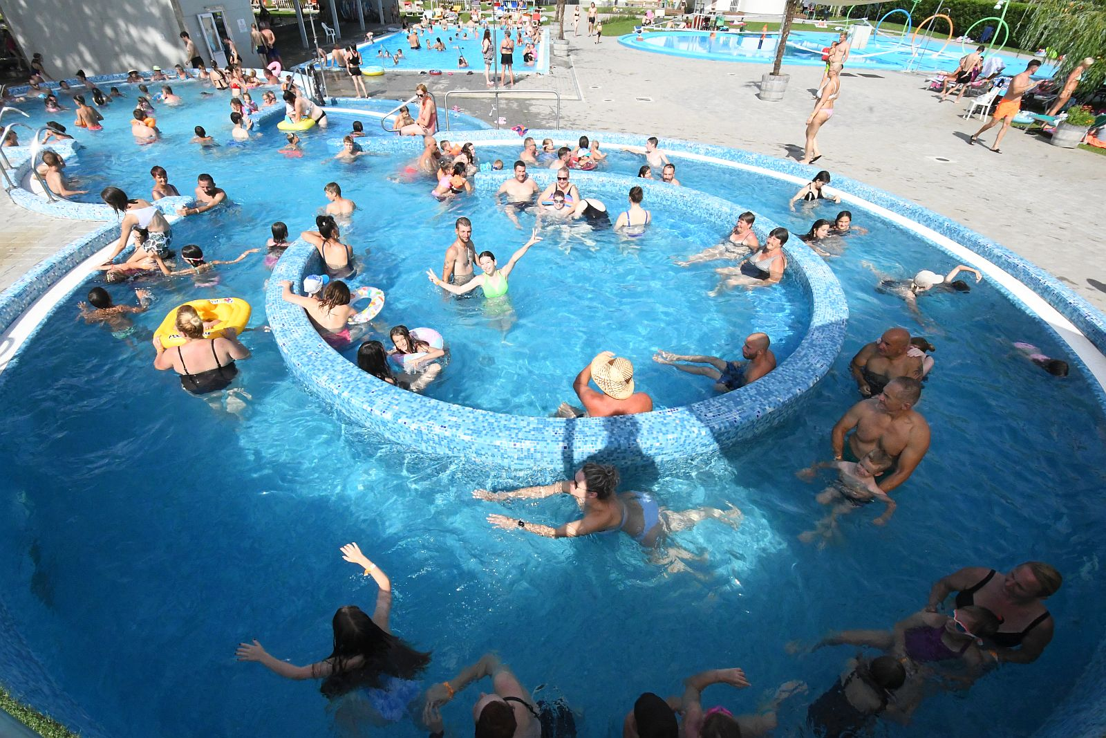 Párakapuk és hosszabbított strand-nyitvatartás a hőségriasztás idején