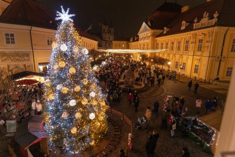 Hosszabb ideig árusíthatnak a vállalkozók az idei adventi vásárban