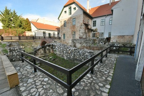 Megújultak a Török udvar fakorlátai és a lépcsőszerkezet is