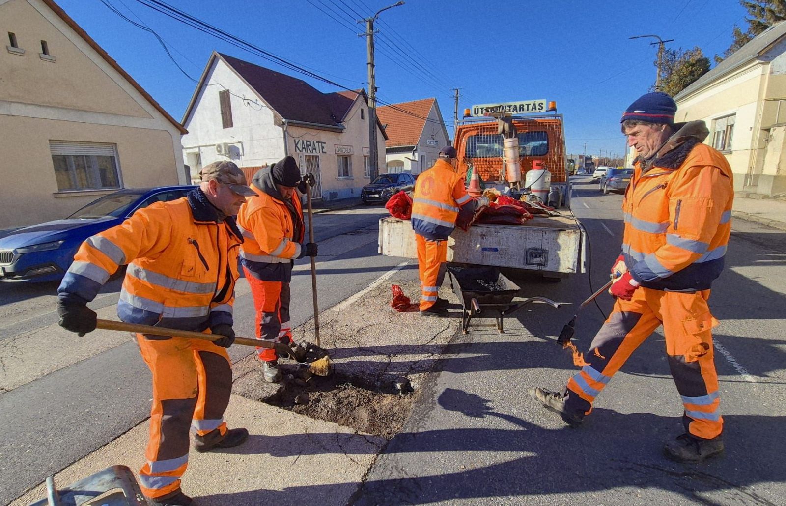 Folyamatosan dolgoznak a város útjainak kátyúzásán
